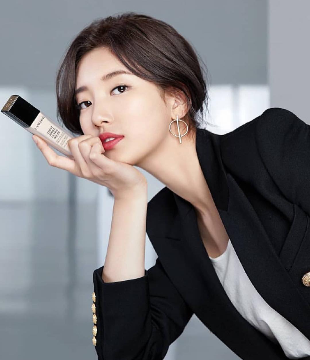 Бэ. Сюзи экс. Bae Suzy Photoshoot. Сюзи за столом. Портрет Сюзи высокая качества.