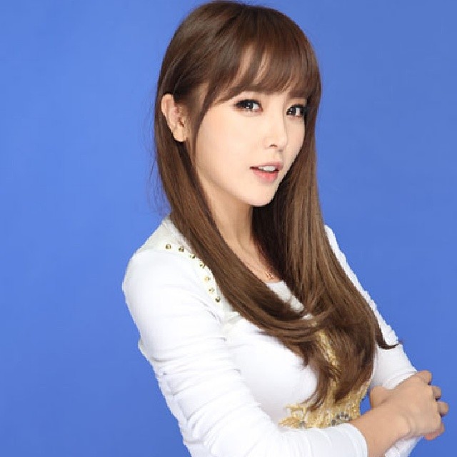 Hong Jin Young Песня