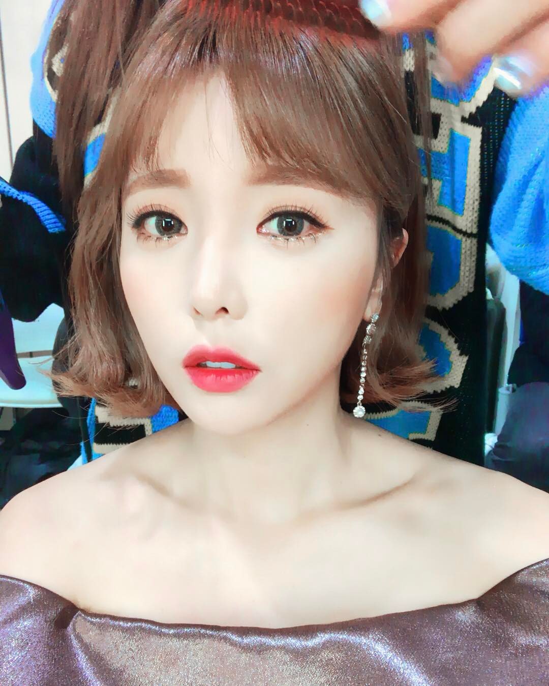 Hong Jin Young Песня